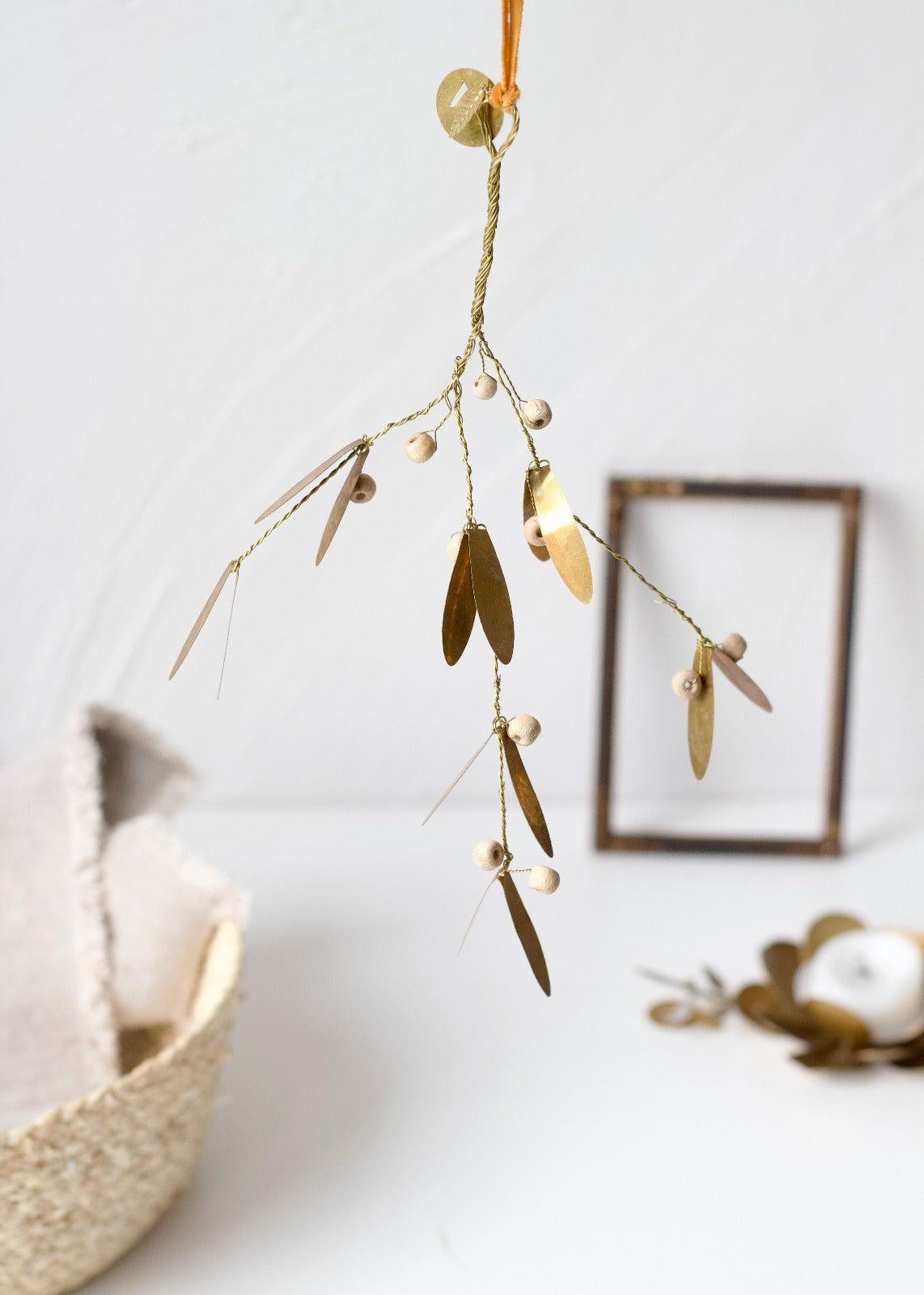 Branch with wooden bead TI1206