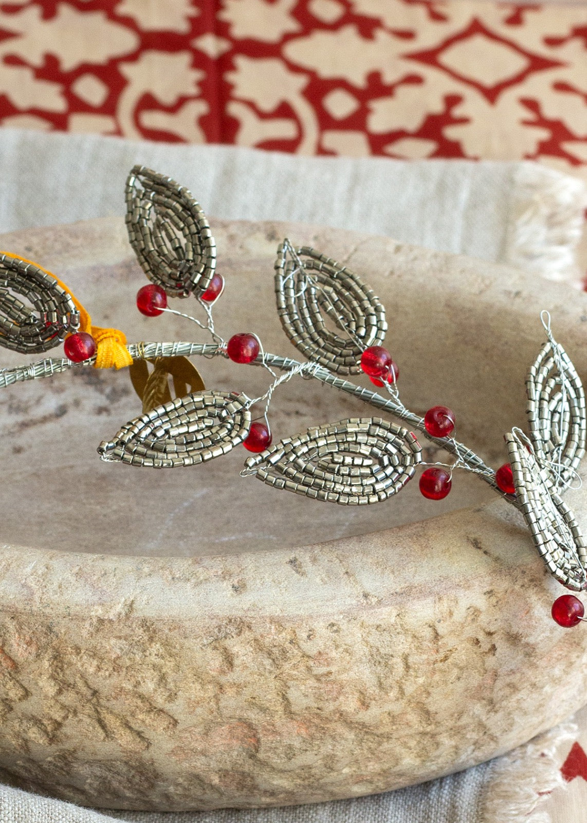 Wreath silver leaf red berries EW-4545A