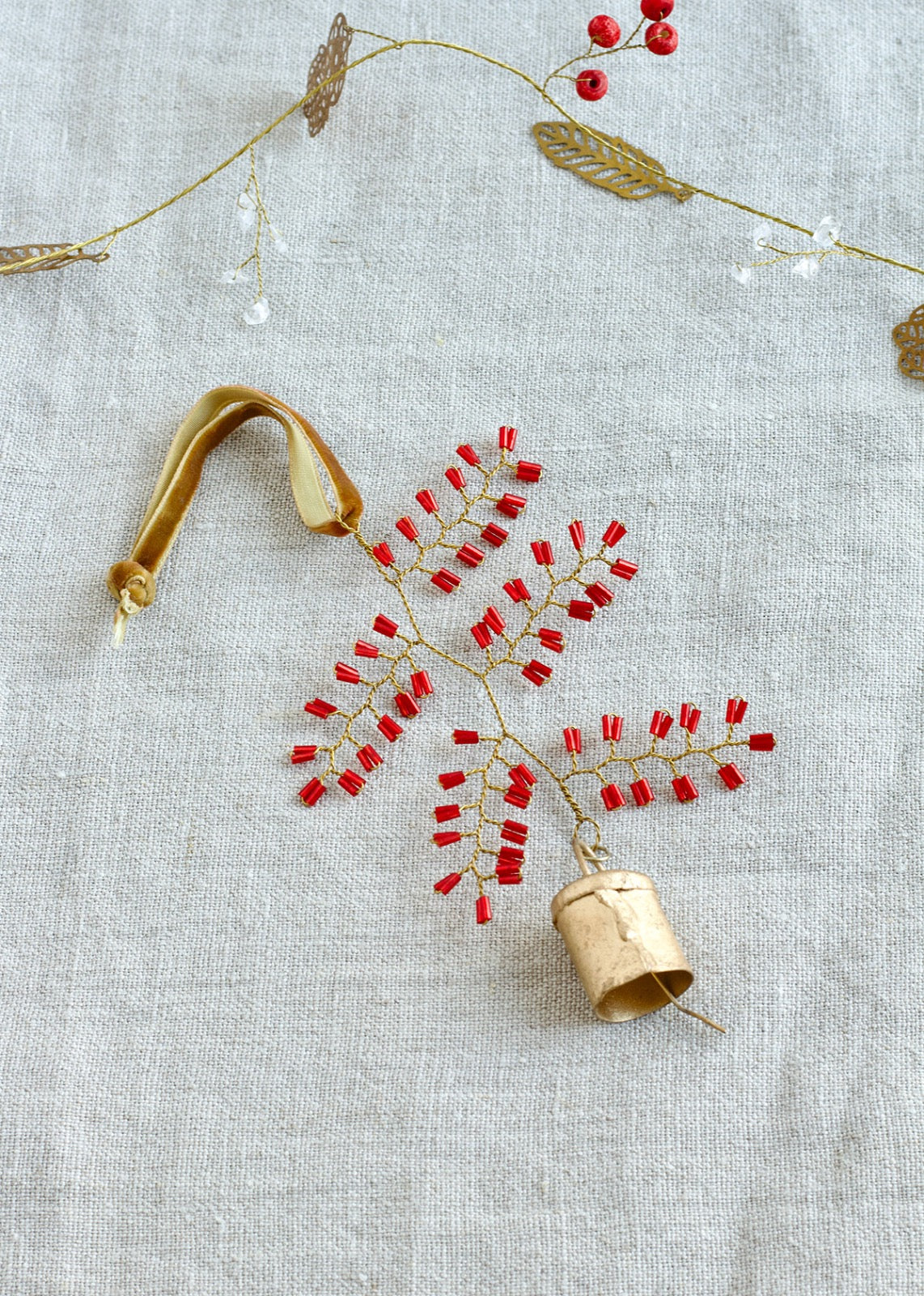 Cloche avec perles rouges WD50