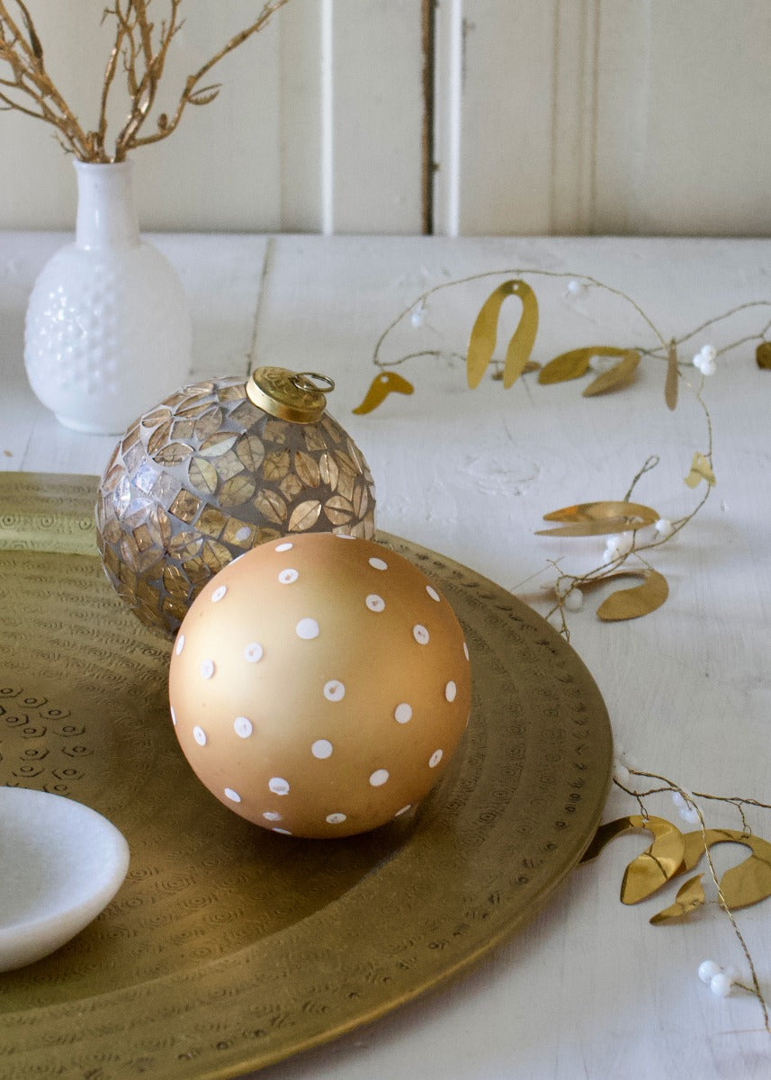 Kerstbal in mat goud WEL182