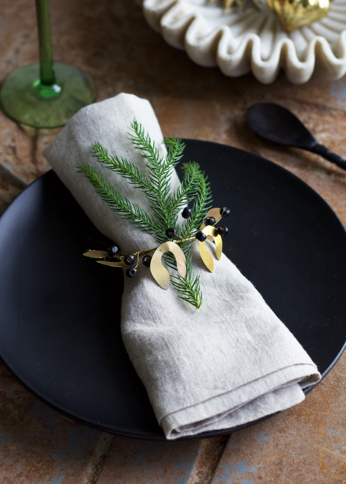 Napkin ring with black wooden beads TI1320