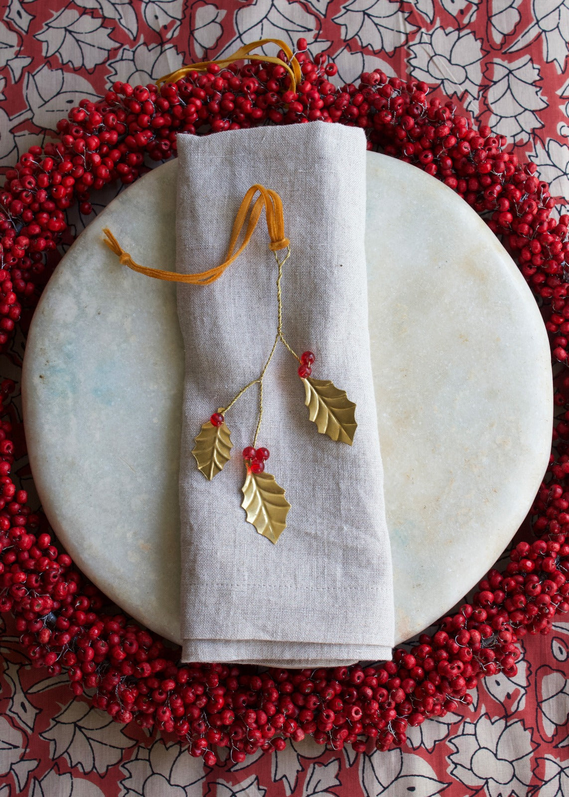 Wreath red berries L EW-5476