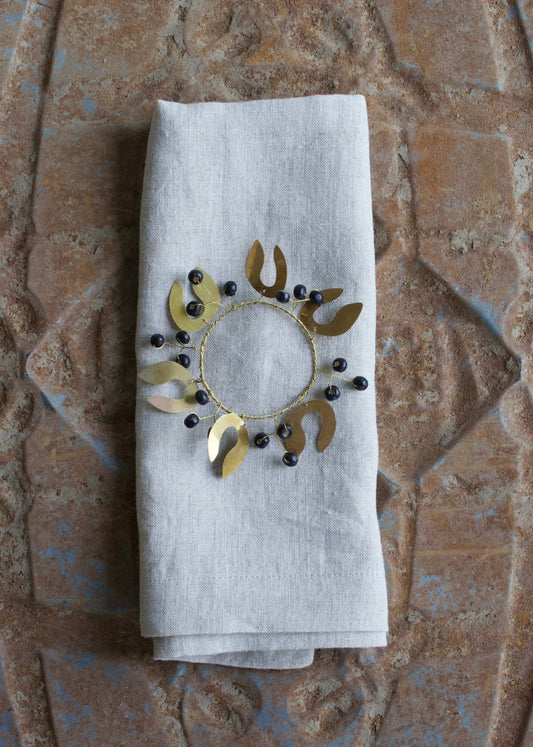 Napkin ring with black wooden beads TI1320