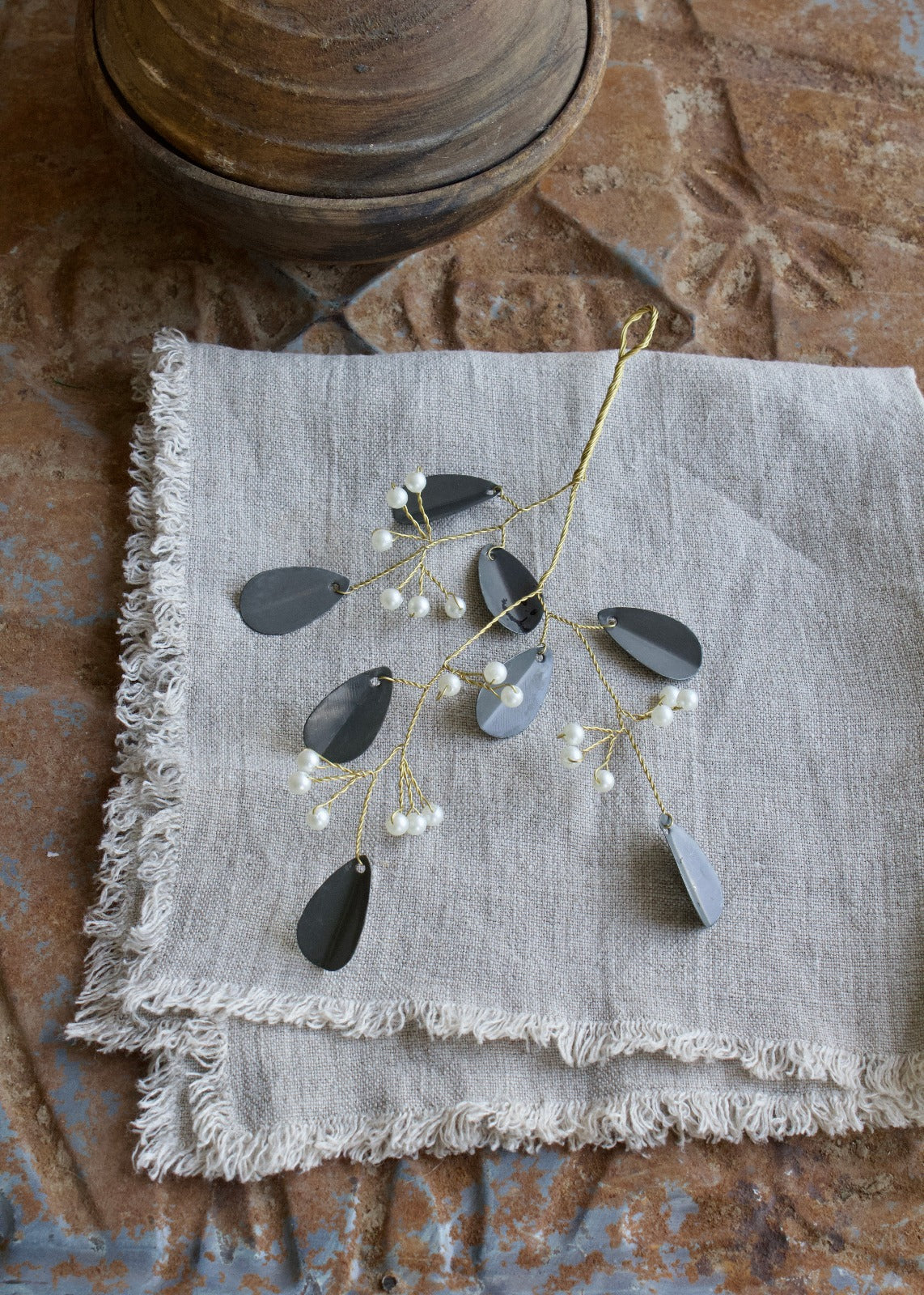 Bouquet de feuilles de zinc et perles de nacre TI1227