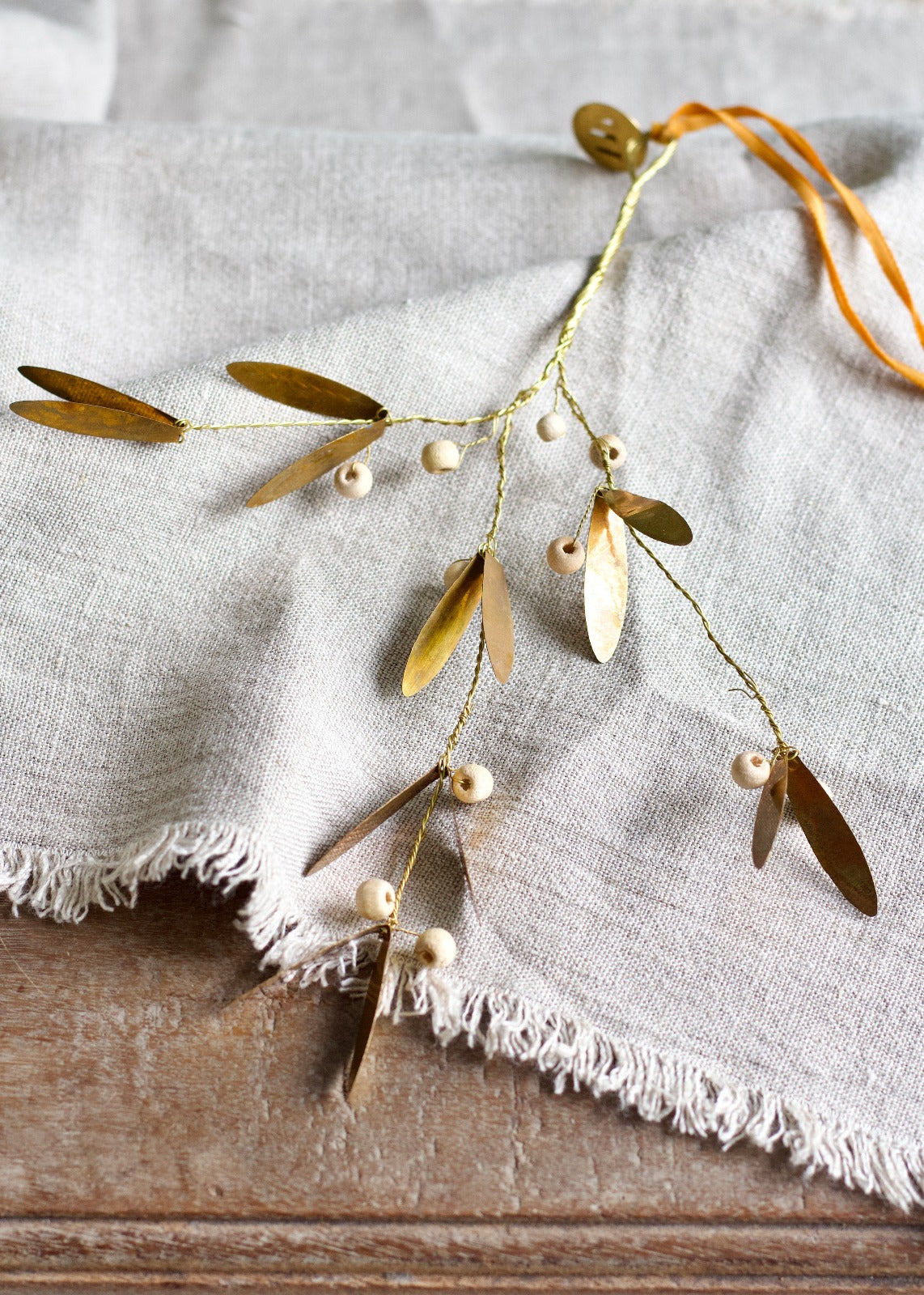 Branch with wooden bead TI1206