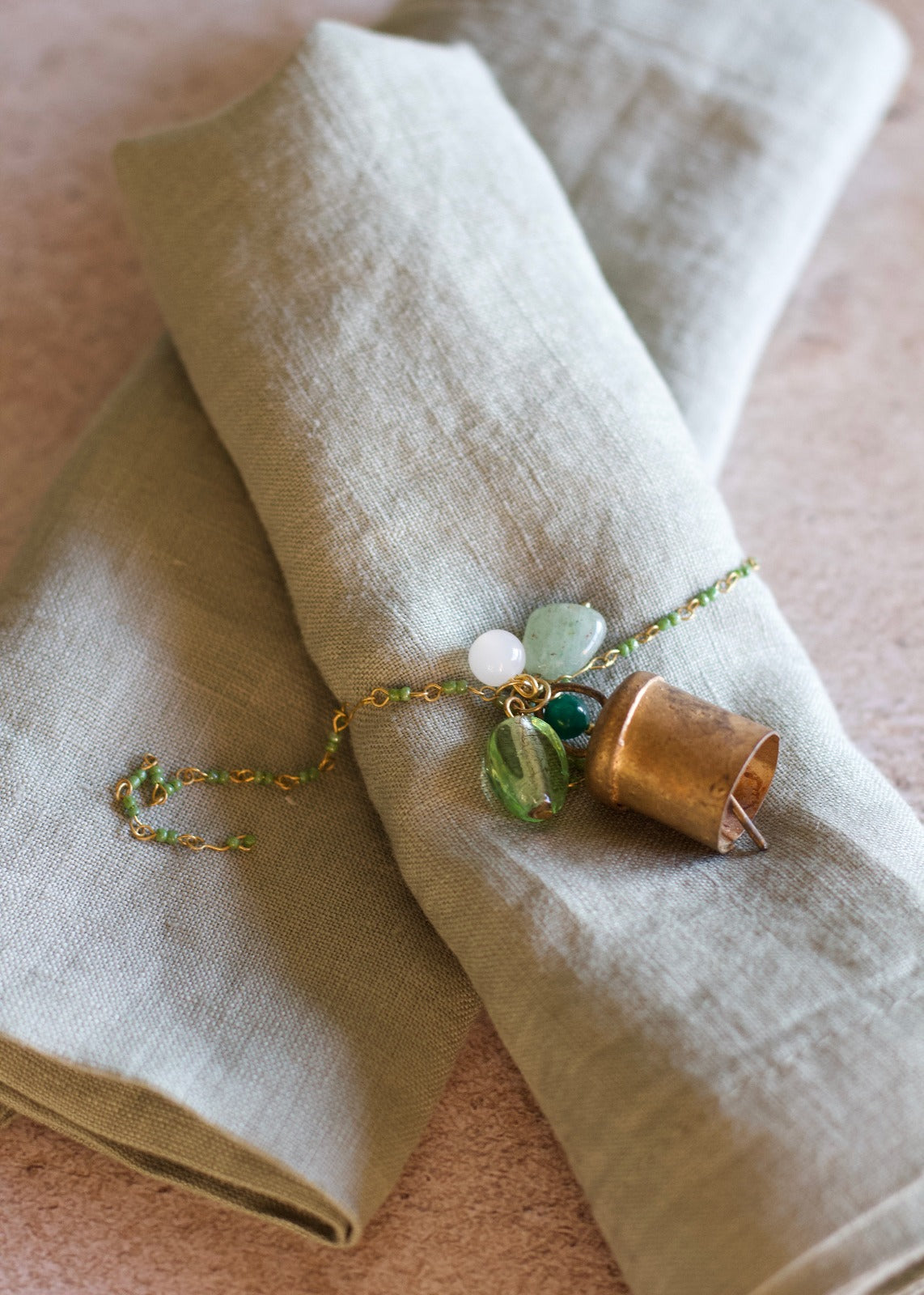 Bel ornament groene kralen BE008