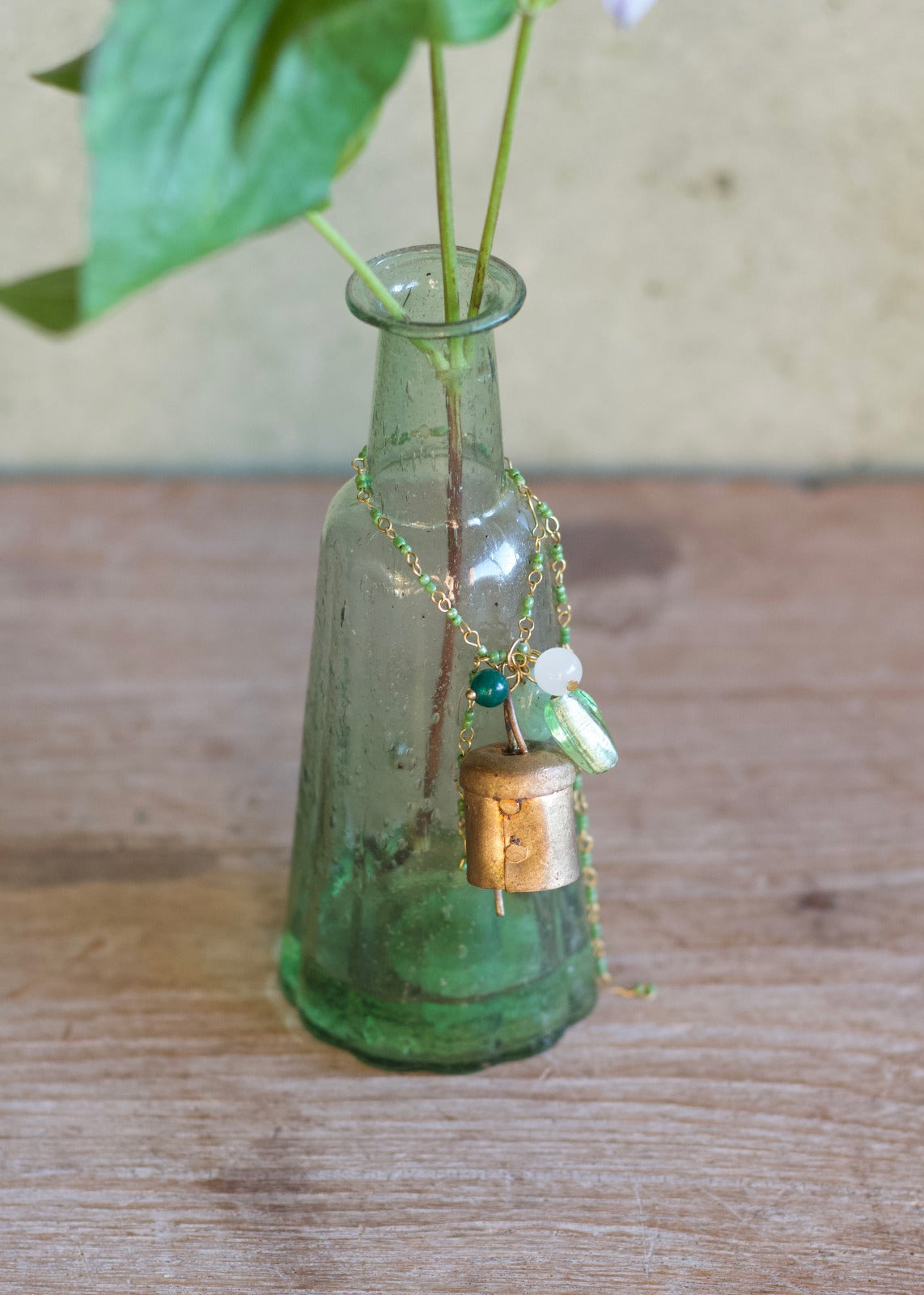 Bel ornament groene kralen BE008