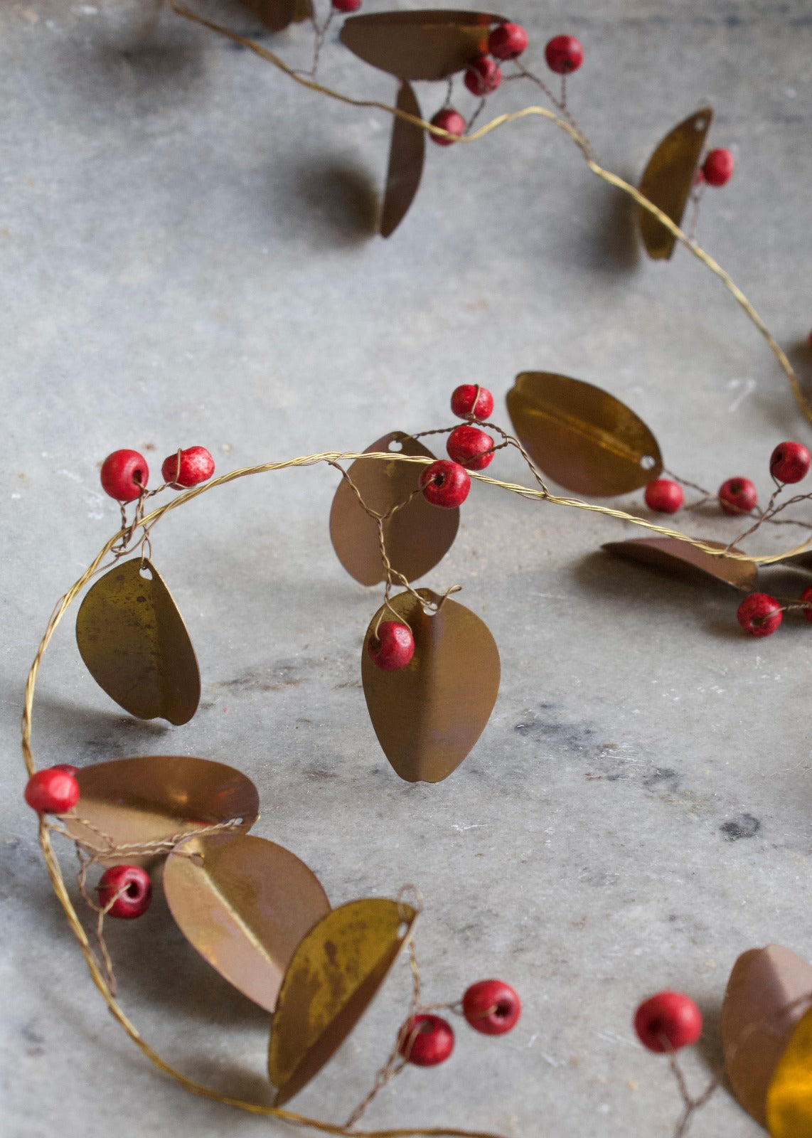 Garland leaves with red berries EW-4622B