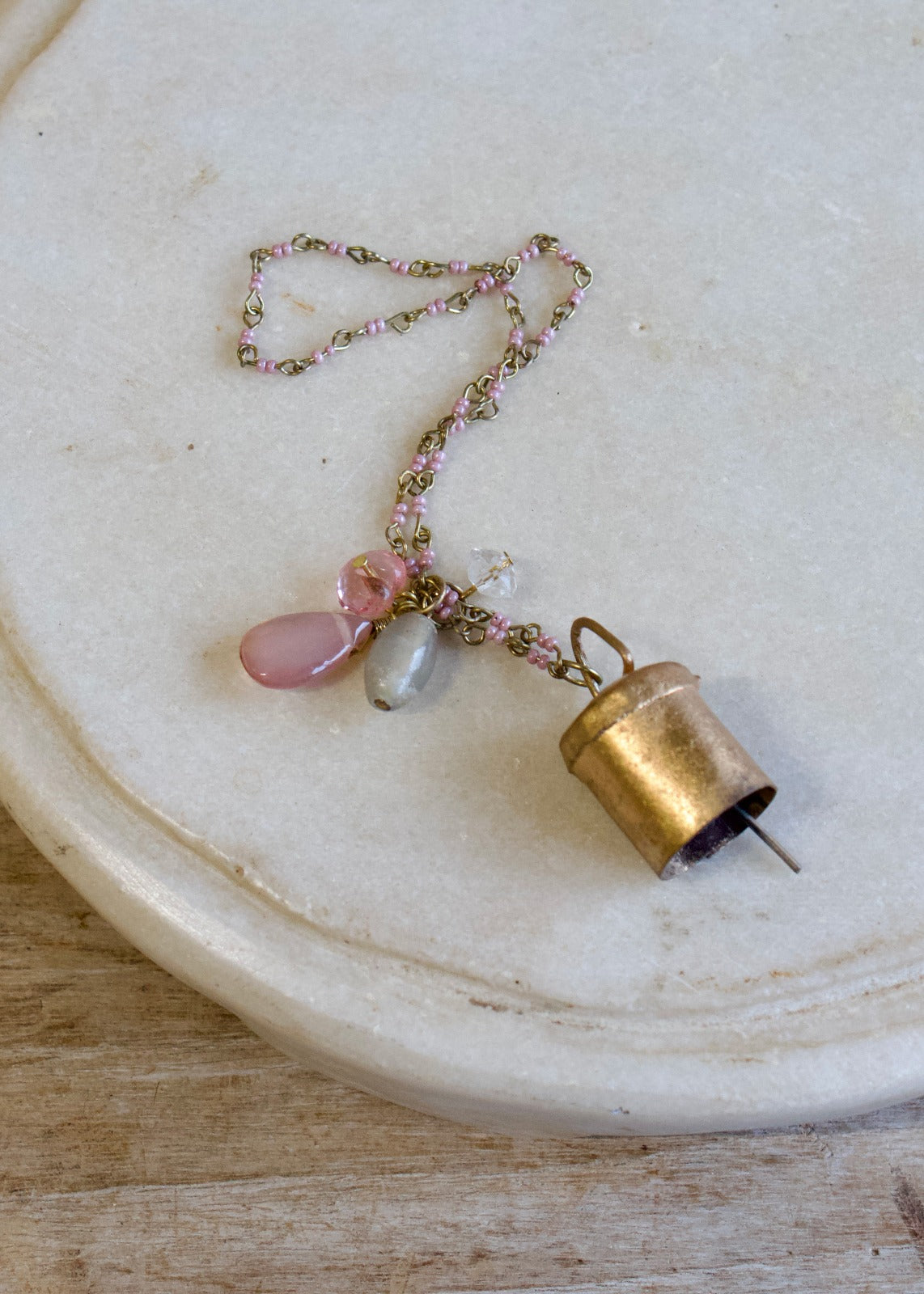 Ornement cloche perles roses BE007