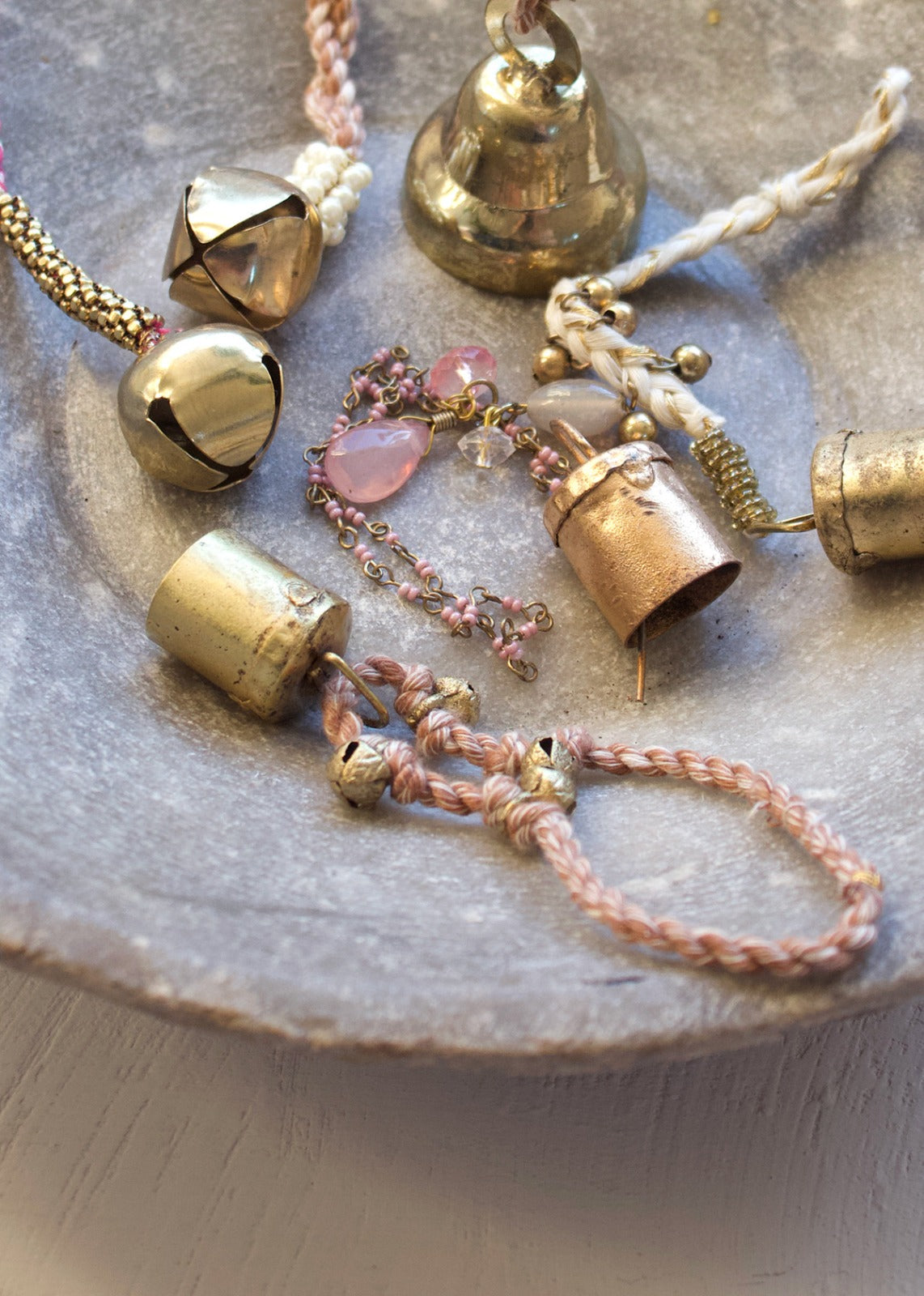 Ornement cloche perles roses BE007