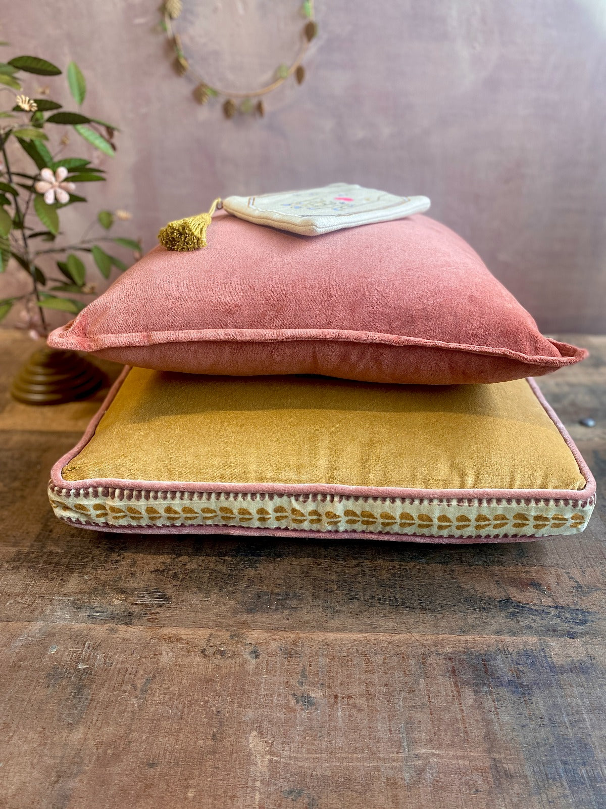 Embroidered cushion cover JA2330