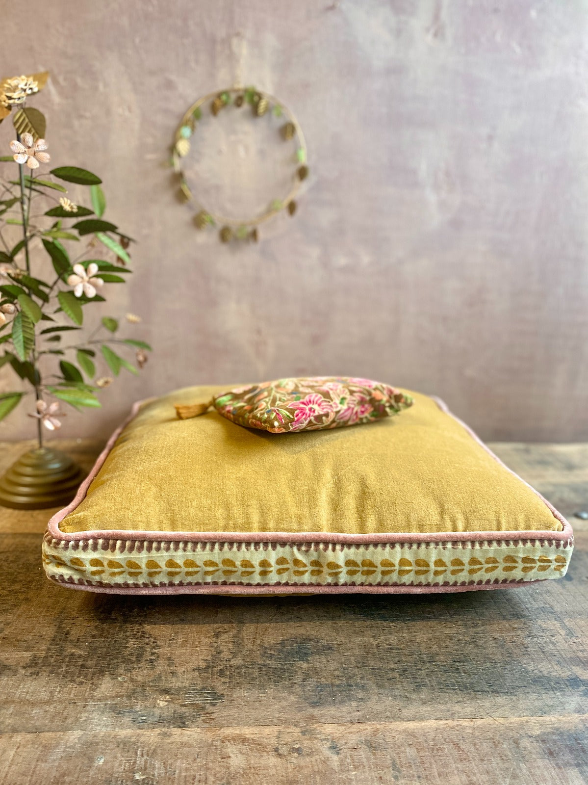 Embroidered cushion cover JA2330