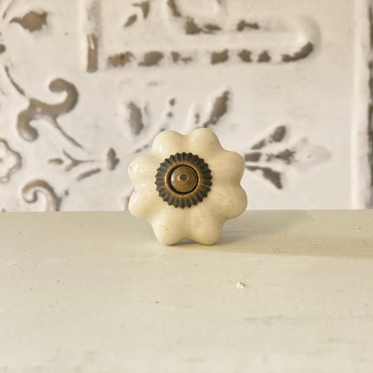 Knob white curved MJ-410