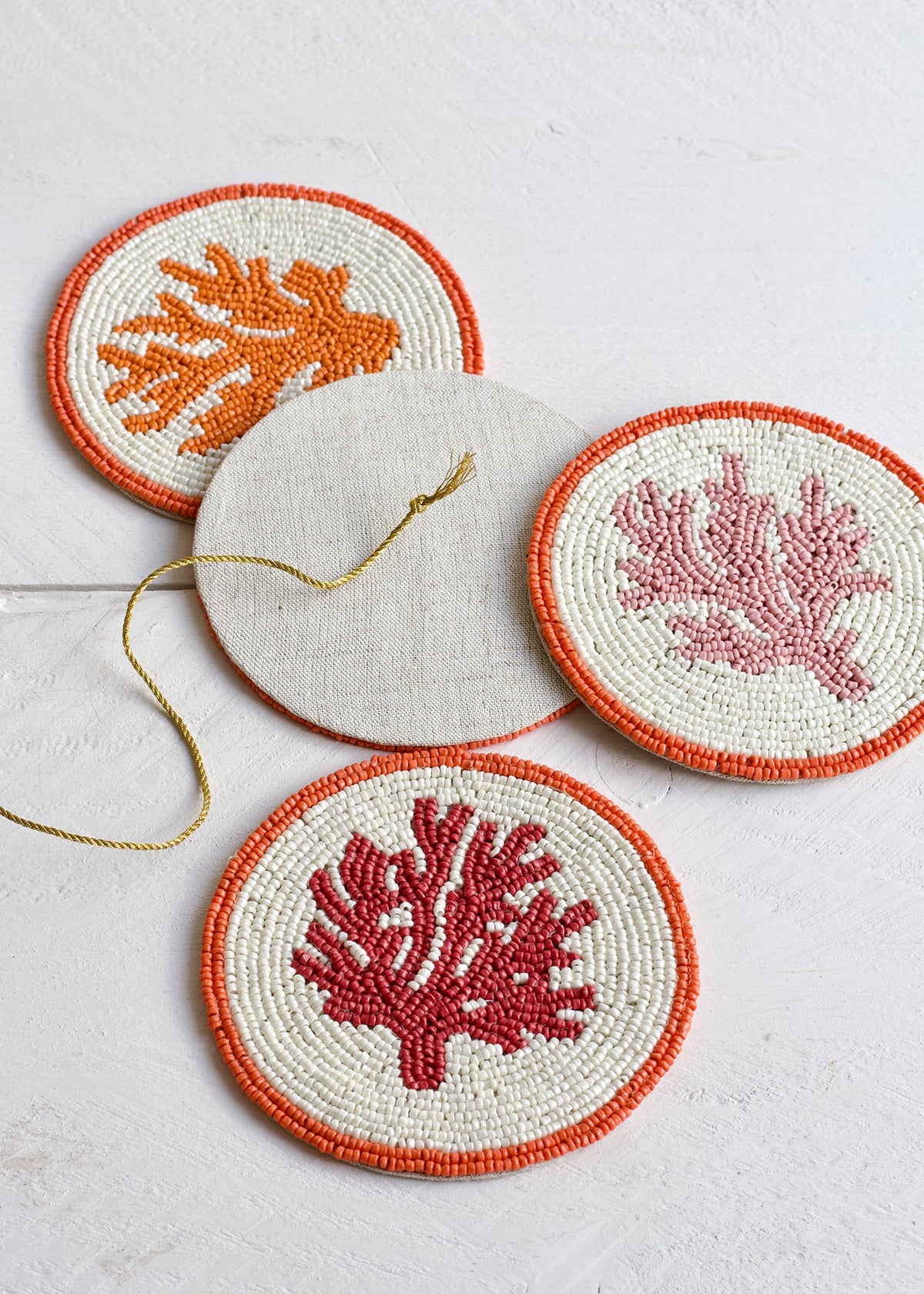 Coral beaded coaster s/4 AKS013
