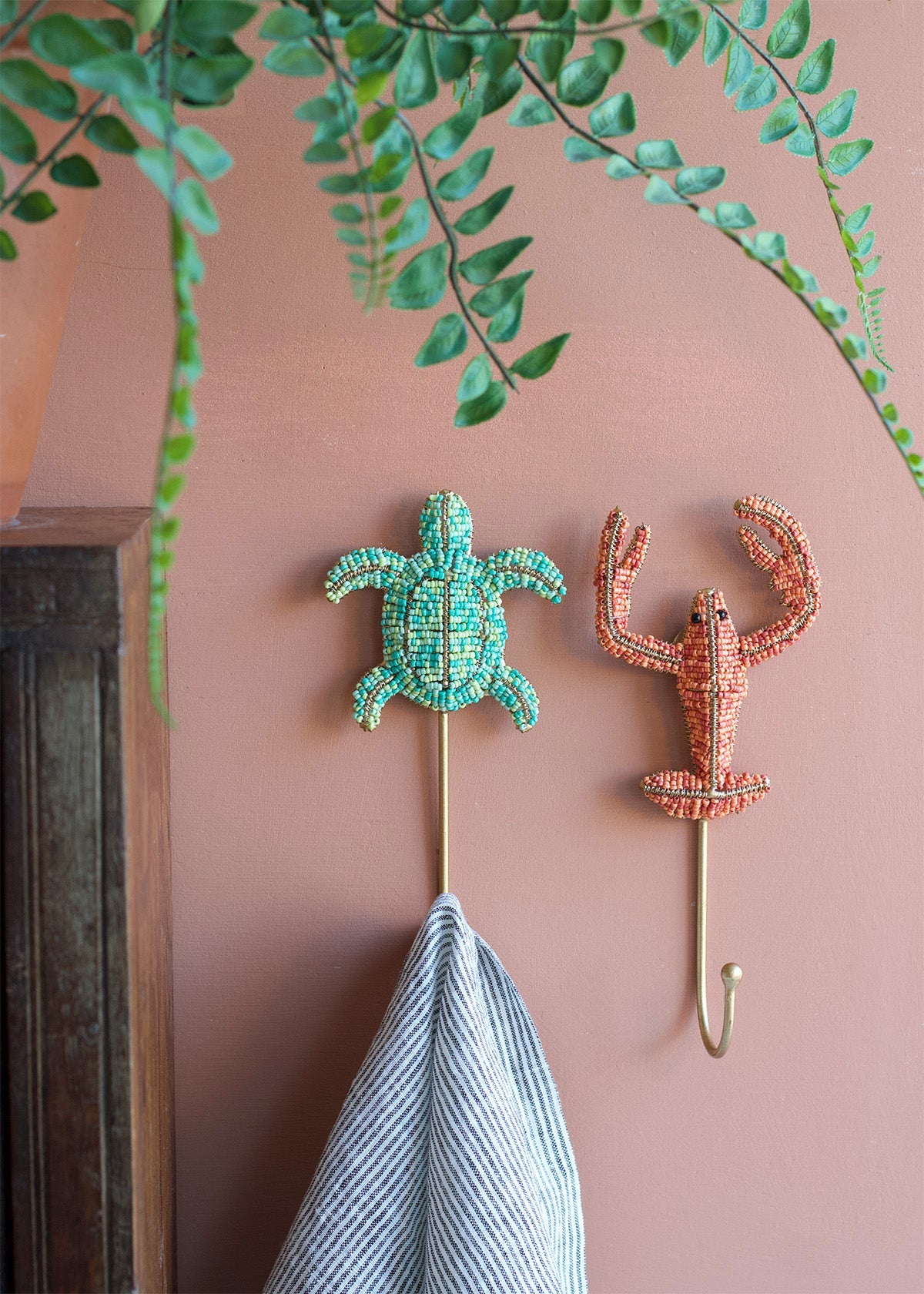 Knobs & hooks