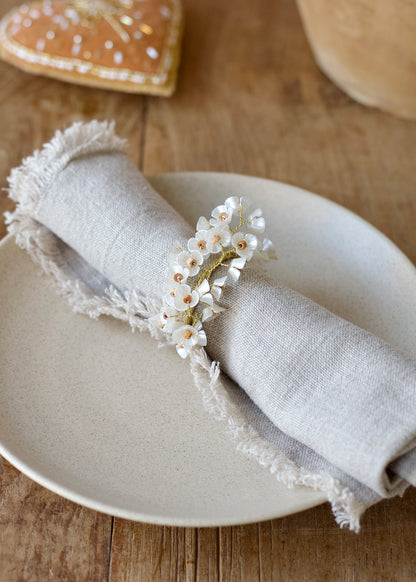 Servetring met kralen bloem – zacht ivoor