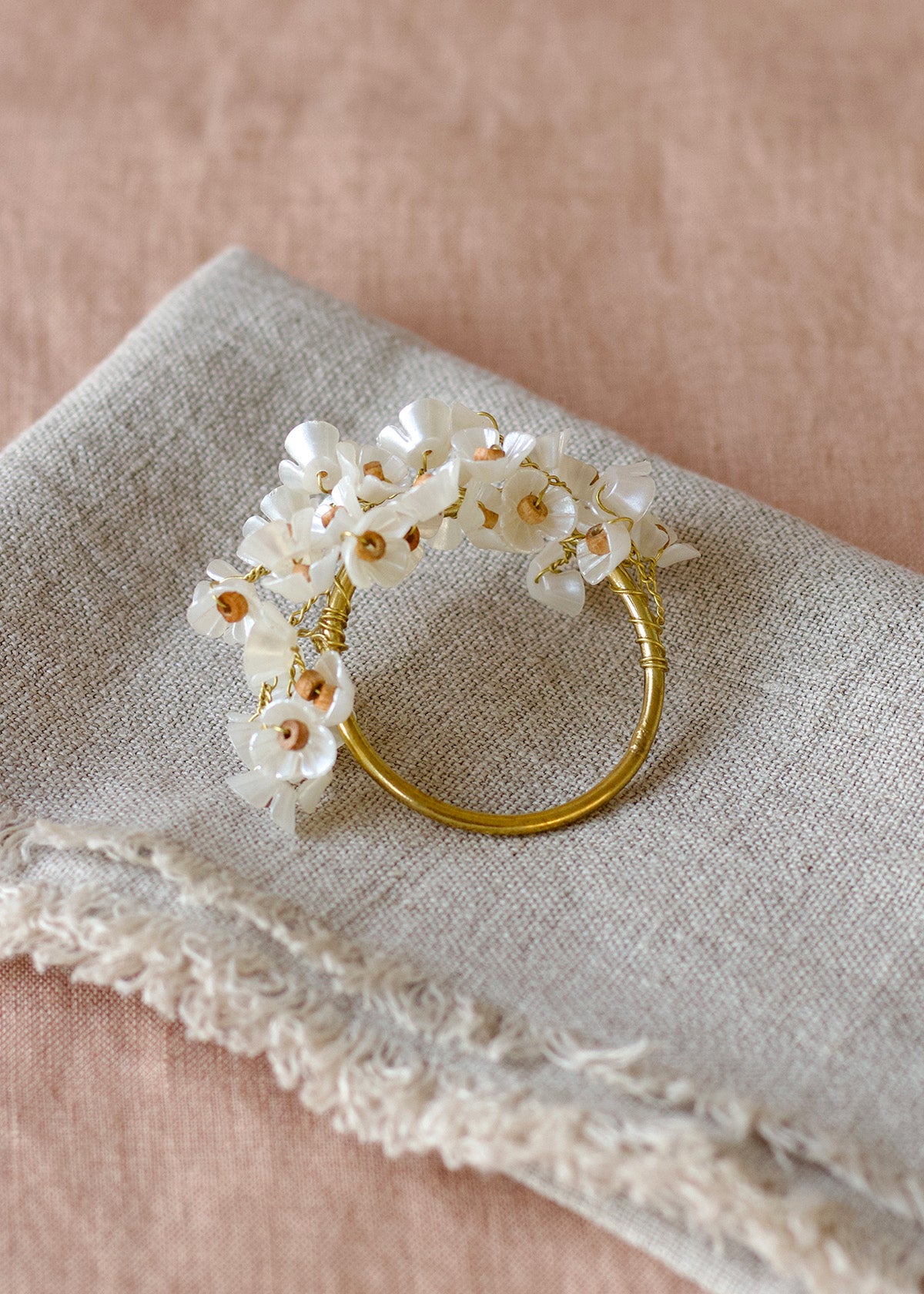 Servetring met kralen bloem – zacht ivoor