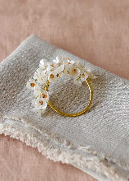 Servetring met kralen bloem – zacht ivoor