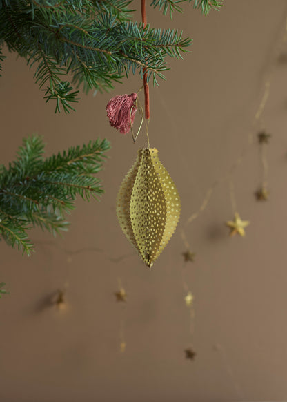 Perforated Leaf Ornament NAW1518