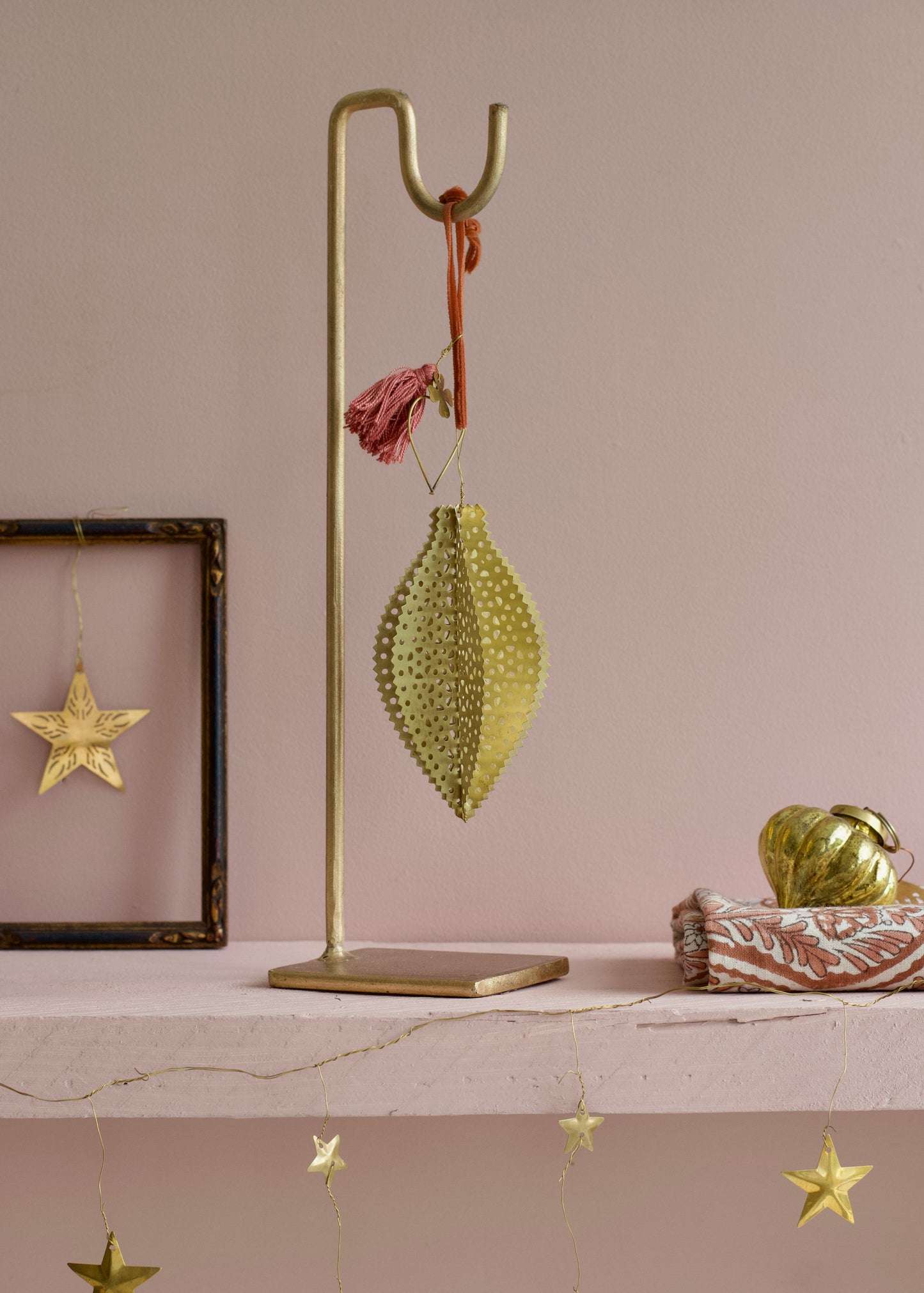 Perforated Leaf Ornament NAW1518