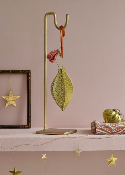 Perforated Leaf Ornament NAW1518