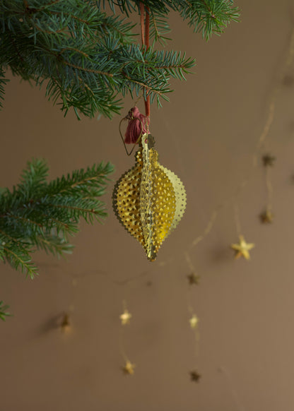 Perforated Leaf Ornament NAW1516