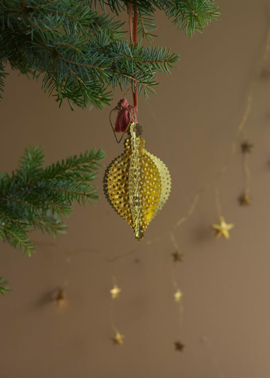 Perforated Leaf Ornament NAW1516