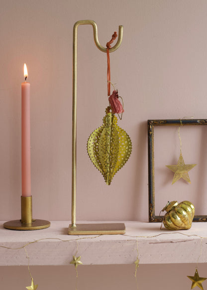 Perforated Leaf Ornament NAW1516