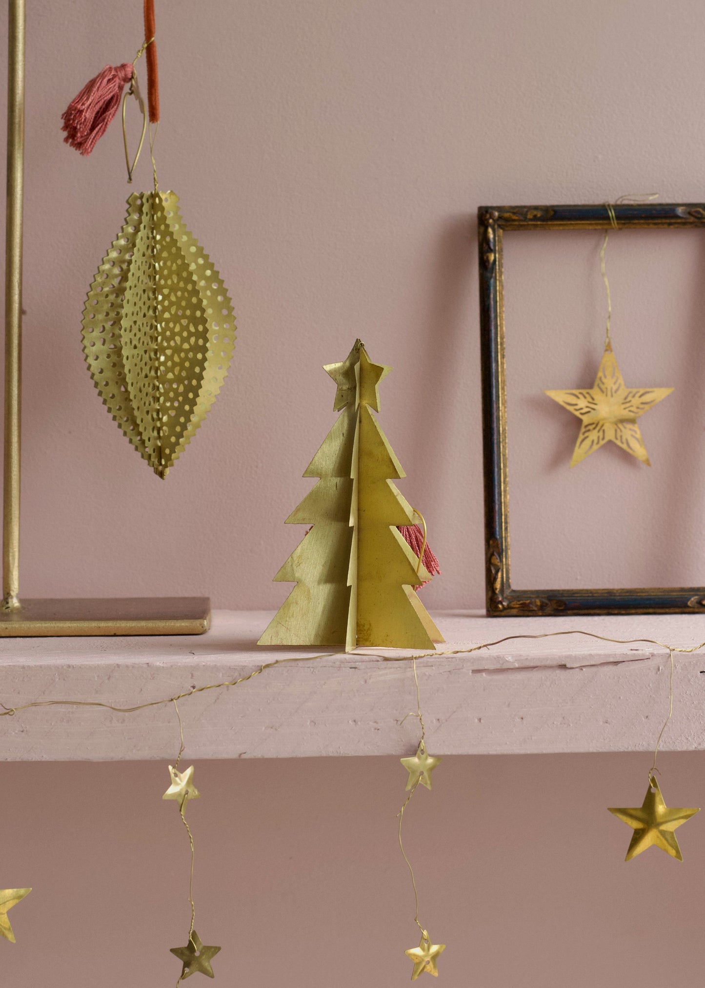 Perforated Leaf Ornament NAW1518