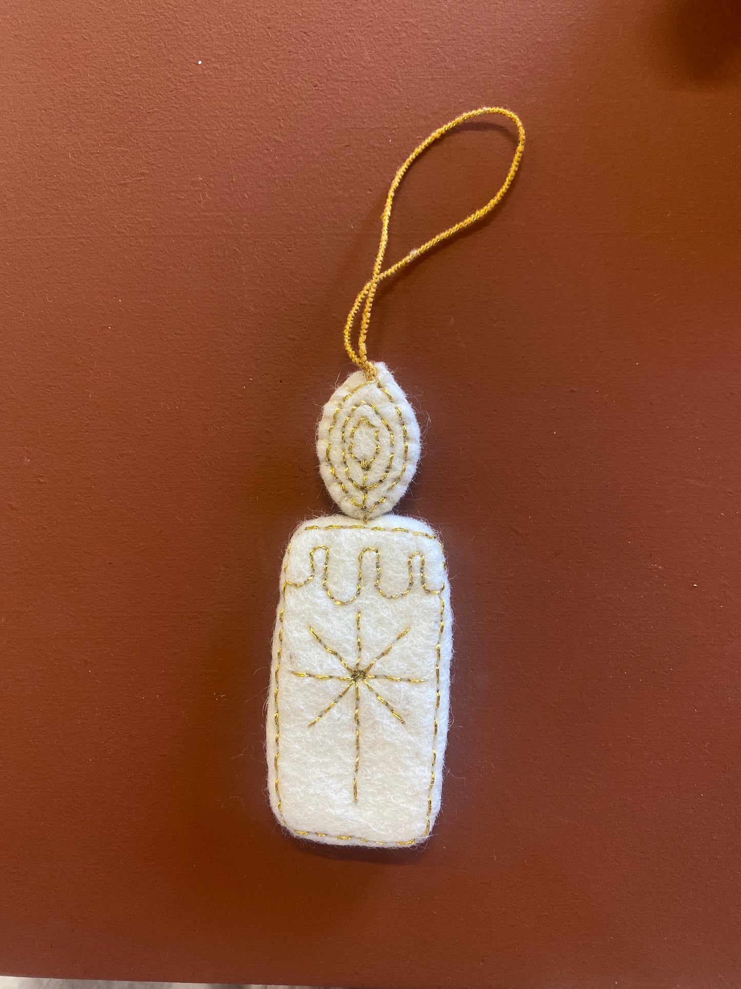 Felt candle white and gold