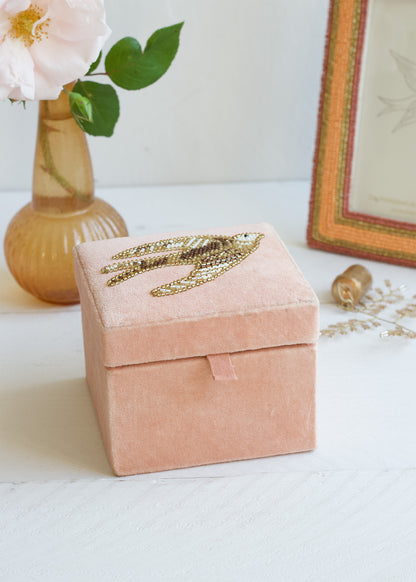 Velvet box swallow AKS014
