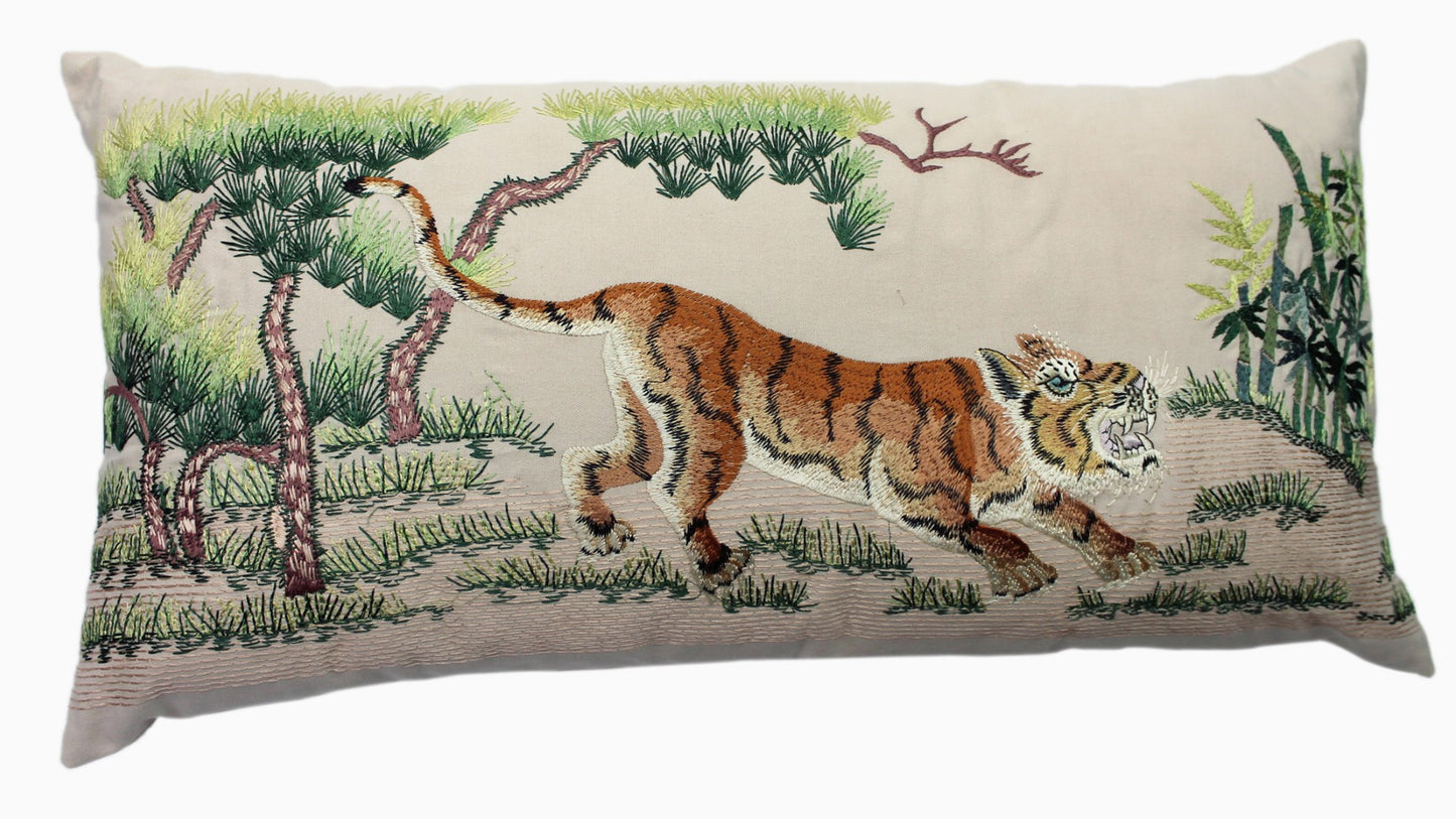 Kussenhoes met hurkende tijger