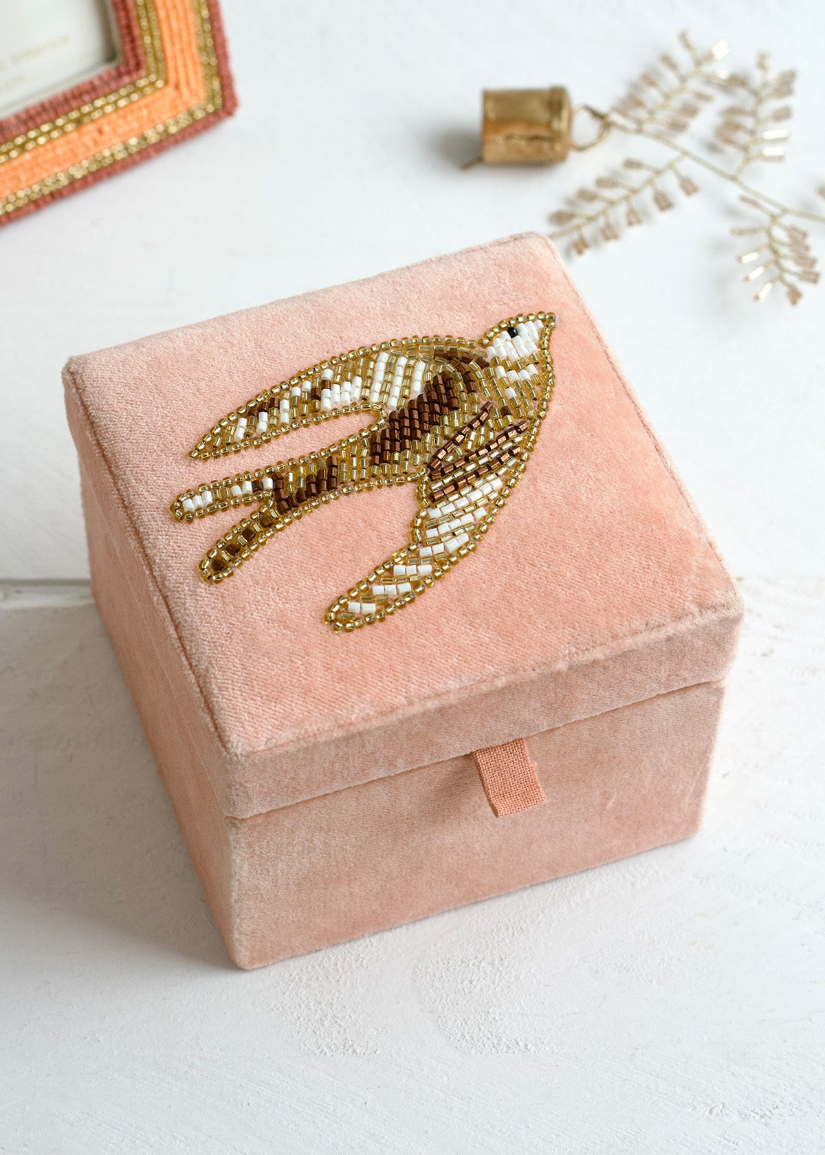 Velvet box swallow AKS014
