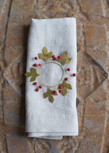 Napkin ring with red wooden beads  TI1305