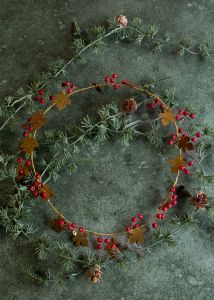 Oak red berry wreath TI2400013